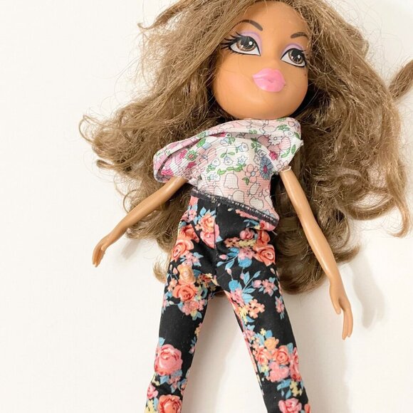 Bratz Yasmin Doll Flaws - Picture 3 of 14